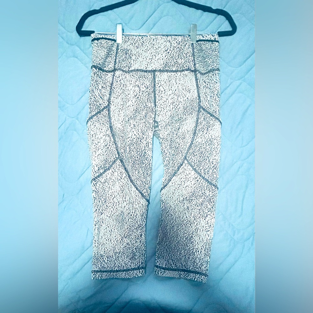 #201 Size 8 Lululemon leggings lots of stretch/compression and pockets. Kne